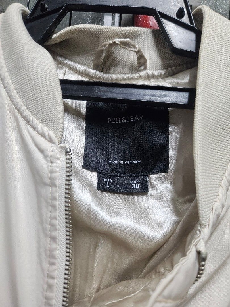Pull & Bear White Jacket (Category: Coats, Jackets and Outerwear) located in Subang Jaya. Submitted by dontabuse (Listing ID 1464515551, Image 3). Description: Pull & Bear White Jacket Size L 21.5 x 22 RM35 FREE POSTAGE COD SHAH ALAM.