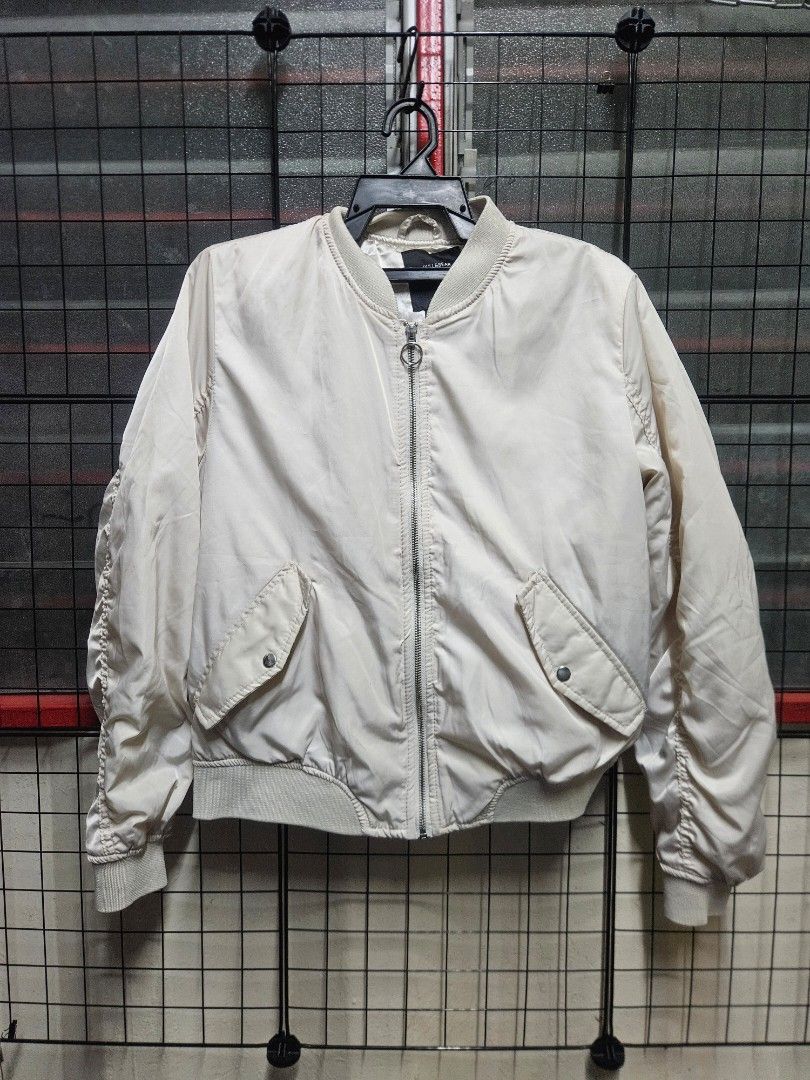 Pull & Bear White Jacket (Category: Coats, Jackets and Outerwear) located in Subang Jaya. Submitted by dontabuse (Listing ID 1464515551, Image 1). Description: Pull & Bear White Jacket Size L 21.5 x 22 RM35 FREE POSTAGE COD SHAH ALAM.