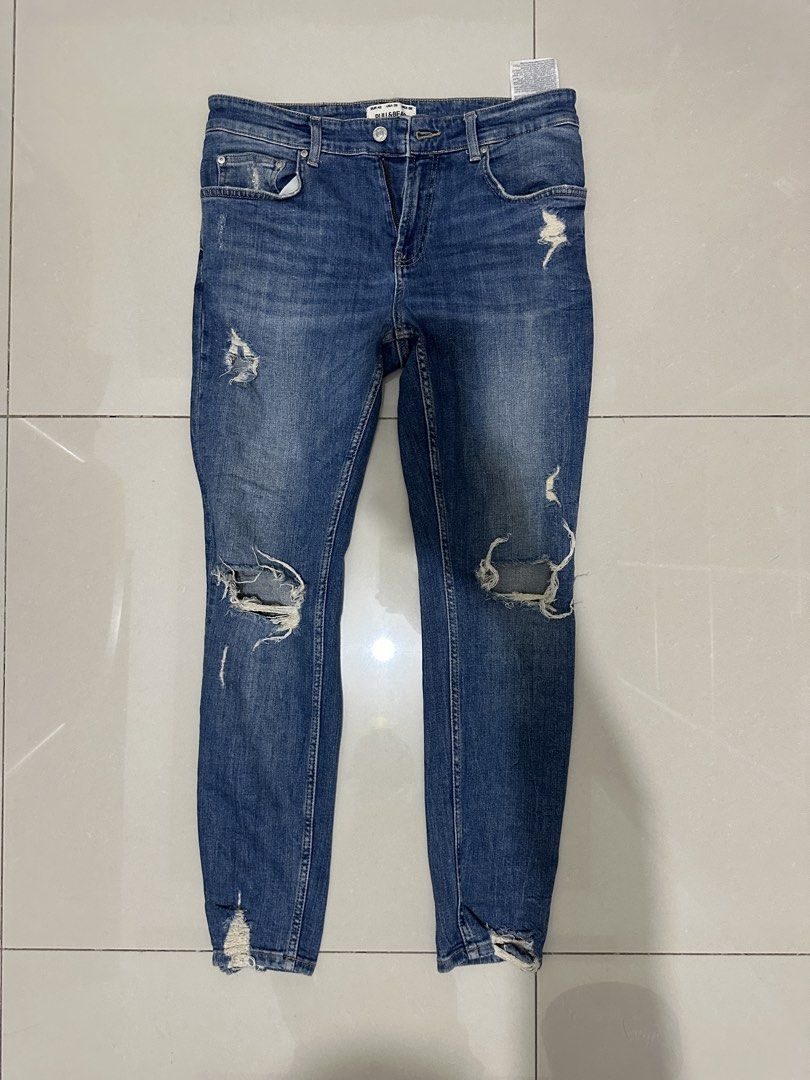 Pull&bear/levis cool (Category: Jeans) located in Pasig City. Submitted by jbgamboa21 (Listing ID 1464366870, Image 1). Description: -Pull&bear used once only like new -levis 512 slim taper not used (my stain sya na yellow d k alam san galing pero hnd halata).