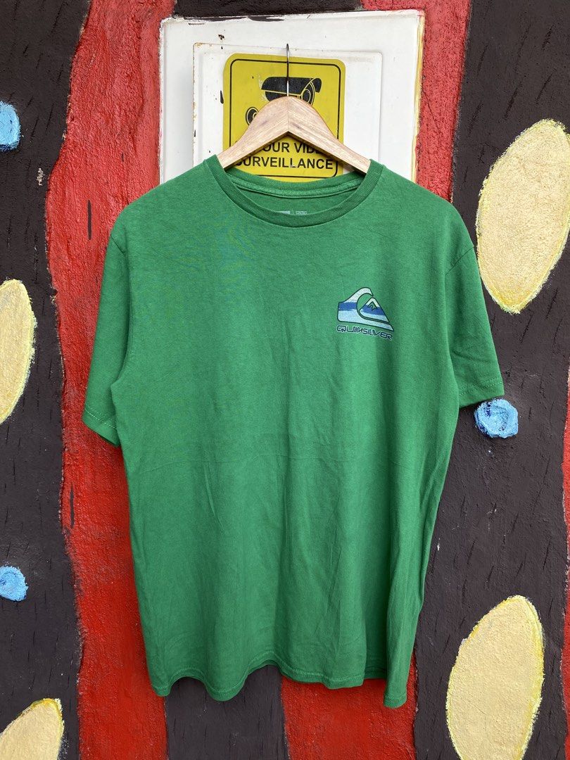 Quicksilver 2010s Logo GraphicT-shirt (Category: Tshirts & Polo Shirts ) located in Trento. Submitted by estilounico02 (Listing ID 1464379373, Image 1). Description: Size m Pinhole issue 9/10 color rate .