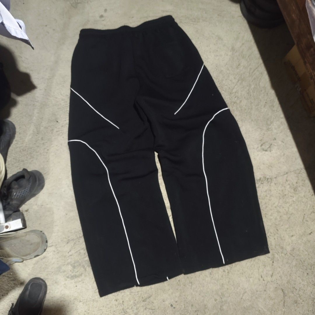 Random Baggy Sweatpants (Category: Joggers) located in Dagupan City. Submitted by johnny.flips (Listing ID 1464491602, Image 2). Description: 30-40W 42L 15T 13-14 Hem 9.5/10 color rate.