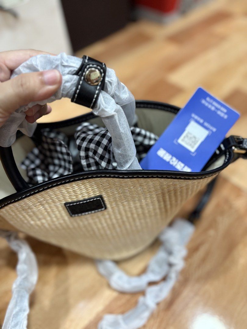 RARE FIND SLING BAG UNIQUE DESIGN (Category: Cross-body Bags) located in Tagum. Submitted by jademarch (Listing ID 1464382526, Image 3). Description: WITH PAPERBAG SUPER GANDA UNIQUE MAKAPAL AND MATIBAY PERFECT PANREGALO GOOD FOR DAILY USE.