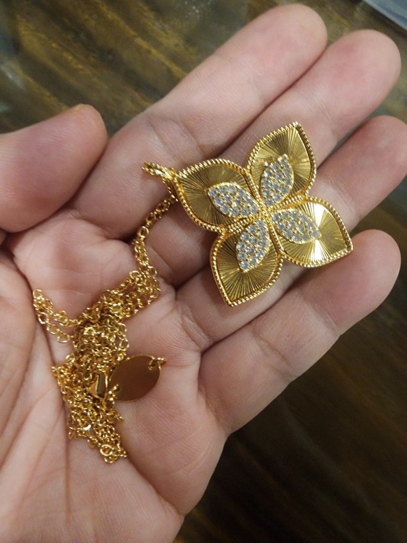 REAL 18K GOLD PLATED NECKLACE (Category: Necklaces) located in Manila. Submitted by chrinathalie (Listing ID 1464552916, Image 1). Description: :: real 18k gold plated taenish resistant looks and feels like the designer necklace! looks and feels like PURE GOLD ITEM IS NOT PAWNABLE.