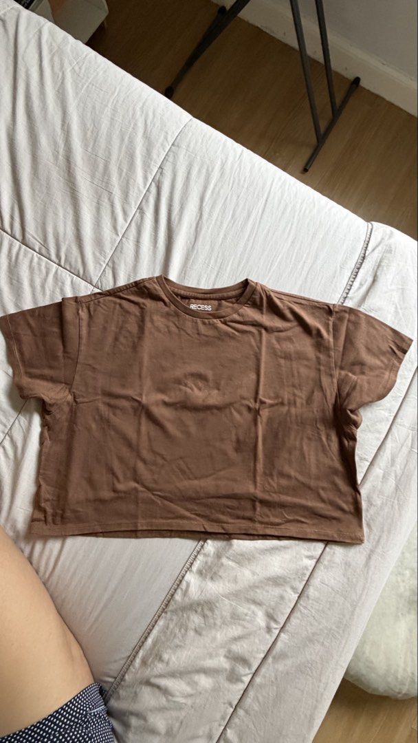 Recess Cropped Boxy Tee (Category: Shirts) located in Makati City. Submitted by nisayaptinchay (Listing ID 1464367033, Image 2). Description: - Brand: Recess - Color: Brown - Size: 4 - Material: 65% Polyester, 35% Cotton - Style: Simple and comfortable - Ideal for: Everyday wear.