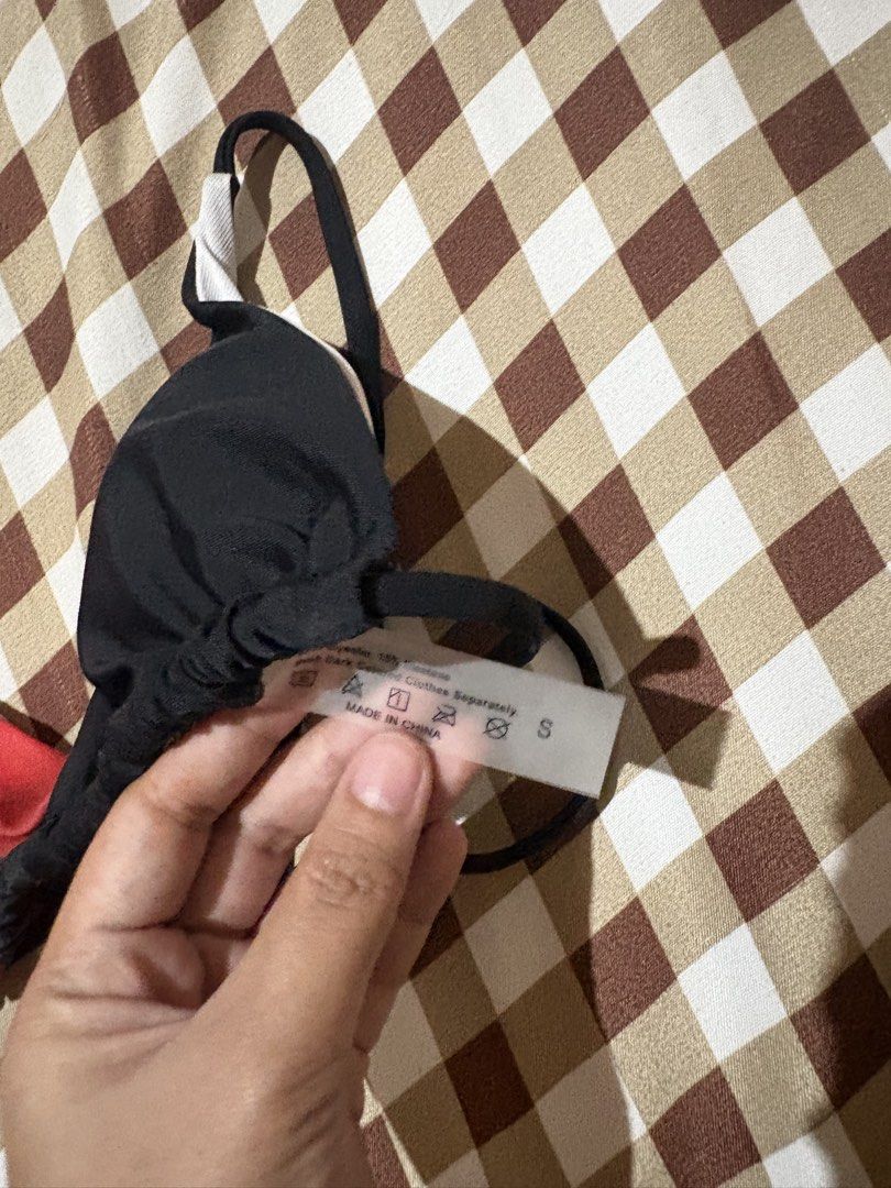 Red Floral & Black Triangle Bikini Top (Category: Bikinis & Swimsuits) located in Valenzuela. Submitted by asisalyss36611 (Listing ID 1464403490, Image 2). Description: - Two-tone reversible bikini top - Size: S - Side 1: Red with floral print - Side 2: Black - Ties at neck and back for an adjustable fit - Ideal for beach days and pool parties.