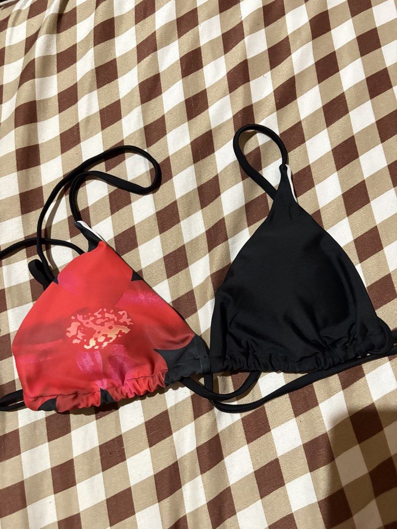 Red Floral & Black Triangle Bikini Top (Category: Bikinis & Swimsuits) located in Valenzuela. Submitted by asisalyss36611 (Listing ID 1464403490, Image 1). Description: - Two-tone reversible bikini top - Size: S - Side 1: Red with floral print - Side 2: Black - Ties at neck and back for an adjustable fit - Ideal for beach days and pool parties.