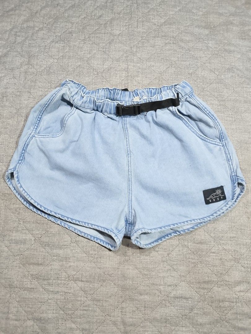Roxy blue denim shorts (Category: Shorts) located in Cadiz. Submitted by comradstuff (Listing ID 1464569280, Image 1). Description: Roxy blue denim shorts waist 26-28" length 12".