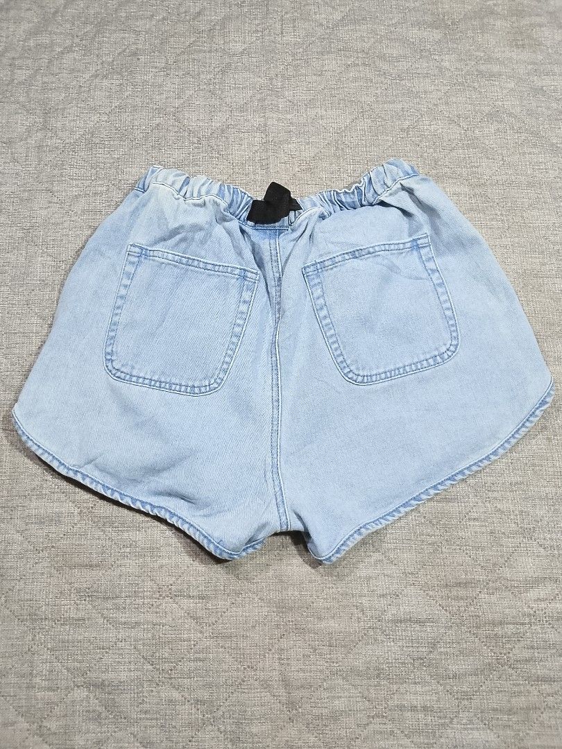 Roxy blue denim shorts (Category: Shorts) located in Cadiz. Submitted by comradstuff (Listing ID 1464569280, Image 2). Description: Roxy blue denim shorts waist 26-28" length 12".