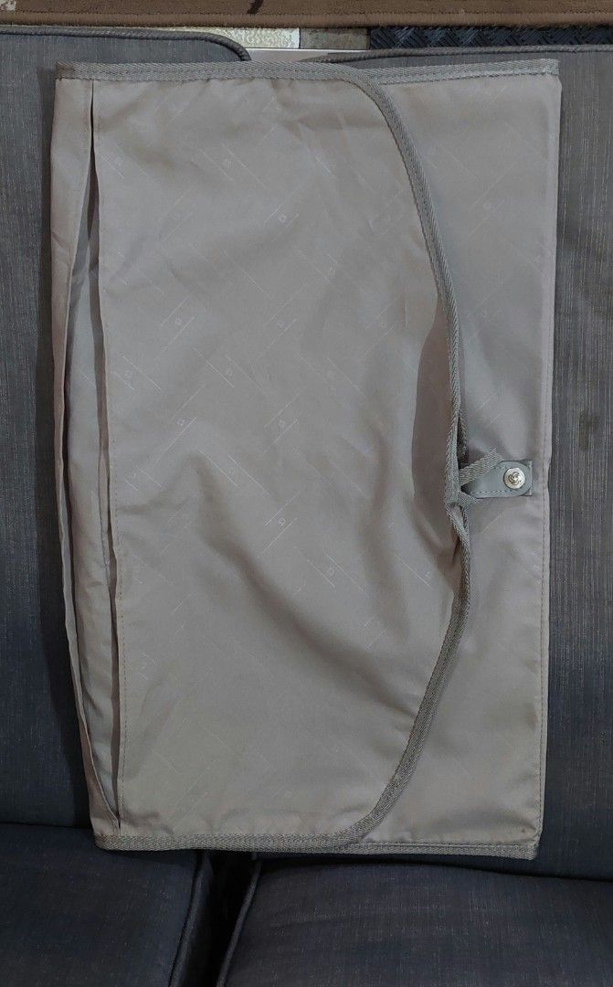 Samsonite foldable travel garment bag (Category: Everything Else Others) located in Taguig. Submitted by thrifthub.ph (Listing ID 1464360846, Image 3). Description: suitable for travelling with suits,dresses,and other formal wear.No issue and its very clean. Closure: A vertical strap with a metal snap button in the center to secure the bag when folded. Hanger Access: An opening at the top designed to let a clothes hanger hook pass through so garm