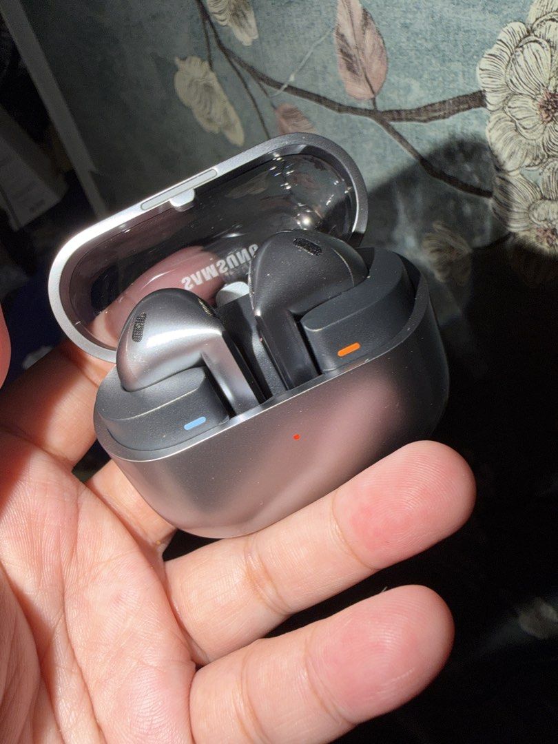 Samsung Galaxy Buds 3 Wireless Earbuds (Category: Earphones) located in Pasig City. Submitted by loveanca (Listing ID 1464433095, Image 3). Description: Selling bc this is my spare one. Opened only for testing. Can do meet up around bgc. For delivery, loc is pasig.