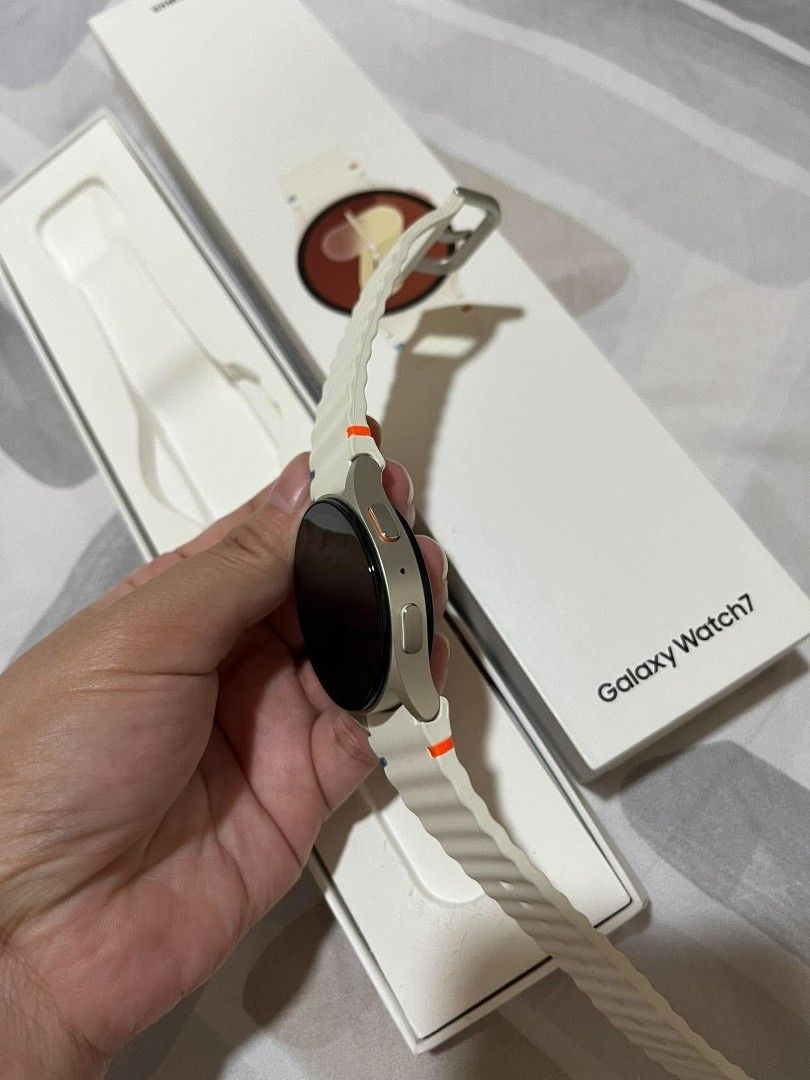 Samsung Galaxy Watch 7 Bluetooth AI 40mm (Category: Wearables & Smart Watches) located in Manila. Submitted by milkysachiboi (Listing ID 1464501030, Image 2). Description: Color bands as freebies..