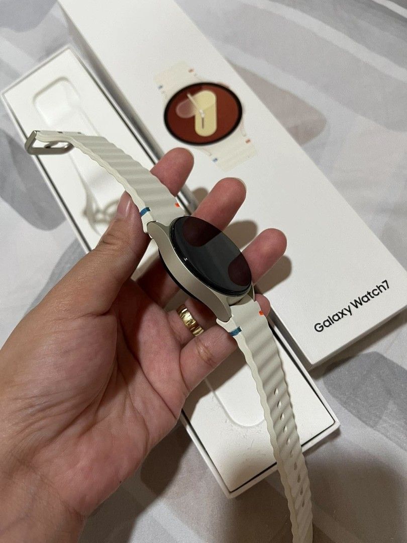 Samsung Galaxy Watch 7 Bluetooth AI 40mm (Category: Wearables & Smart Watches) located in Manila. Submitted by milkysachiboi (Listing ID 1464501030, Image 3). Description: Color bands as freebies..