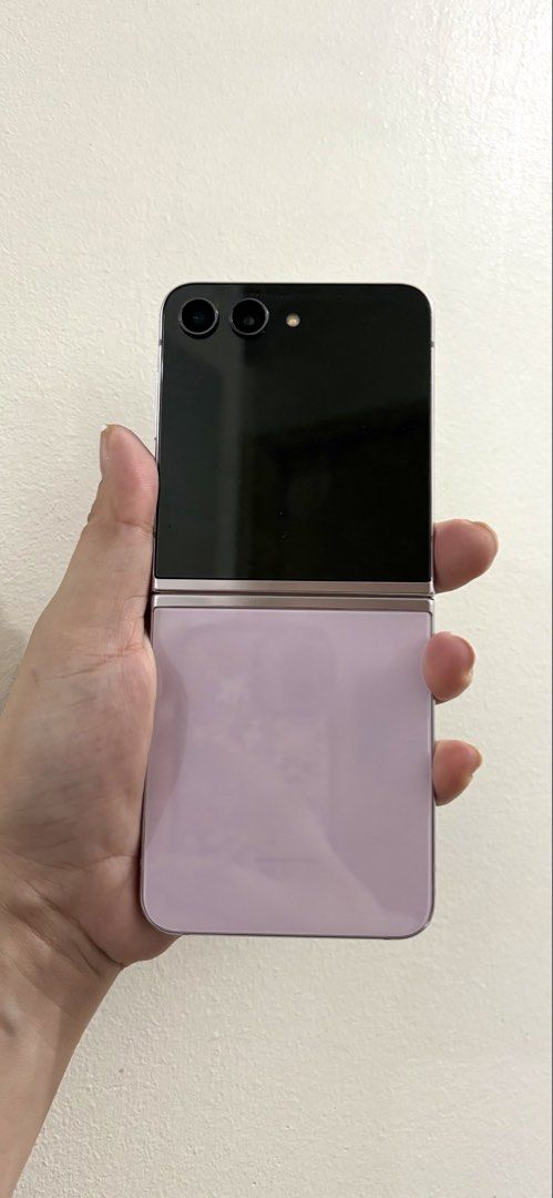 Samsung Galaxy Z Filp5 (Category: Samsung) located in Manila. Submitted by atisayra (Listing ID 1464569010, Image 3). Description: .