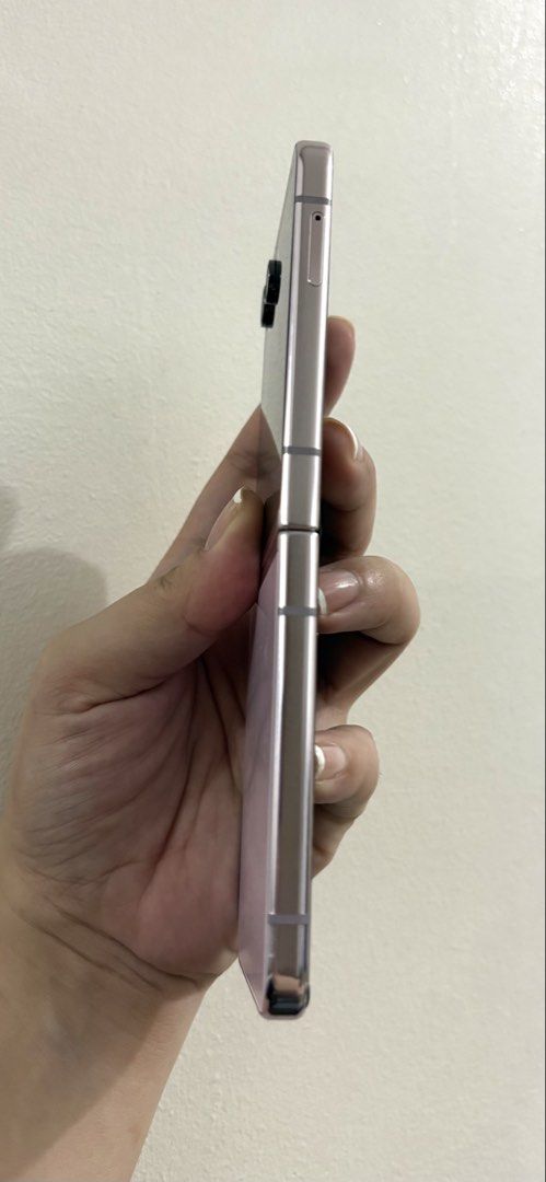 Samsung Galaxy Z Filp5 (Category: Samsung) located in Manila. Submitted by atisayra (Listing ID 1464569010, Image 2). Description: .