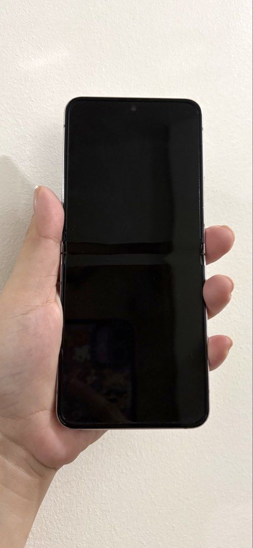 Samsung Galaxy Z Filp5 (Category: Samsung) located in Manila. Submitted by atisayra (Listing ID 1464569010, Image 1). Description: .