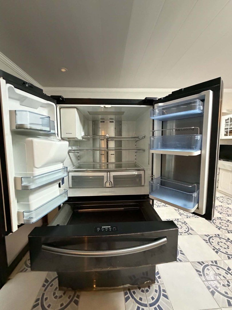 Samsung Refrigirator (Category: Refrigerators and Freezers) located in Makati City. Submitted by rafaelrrenzo (Listing ID 1464464416, Image 2). Description: .