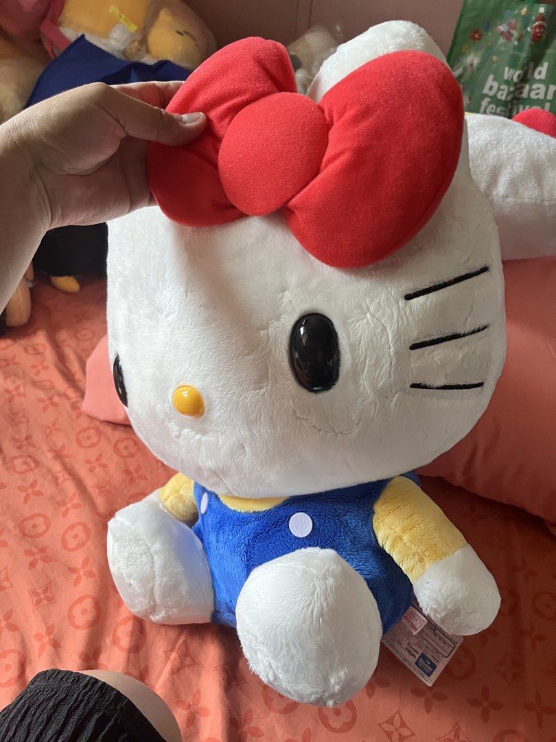 Sanrio 2019 hello kitty jumper classic plush (Category: Plushies & Soft Toys) located in Paranaque City. Submitted by bonsaiart (Listing ID 1464455293, Image 2). Description: Brand new 3750+sf Payment via GCASH or paymaya Shipping via j&t No to cod / cop / meetup.