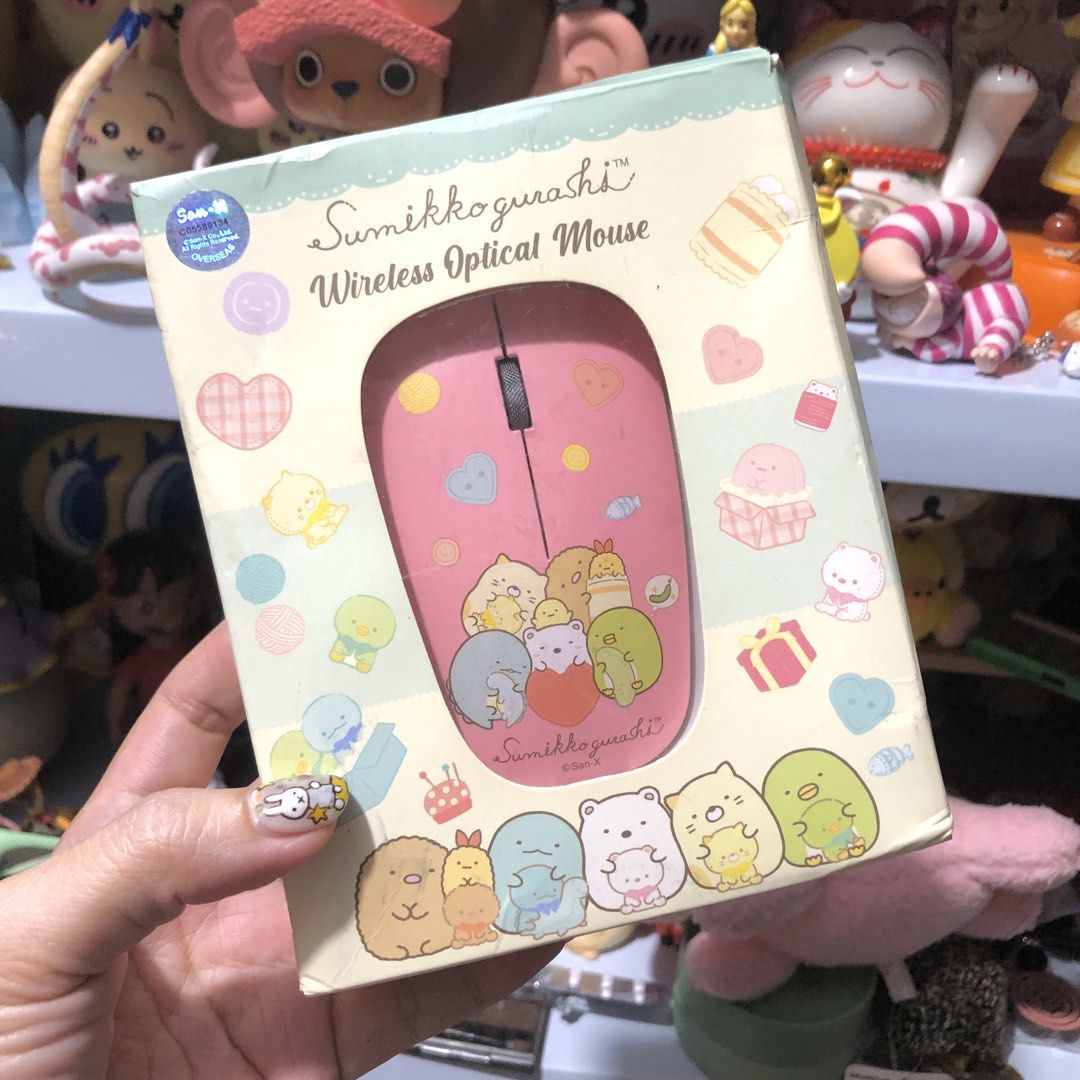 San-X Sumikko Gurashi Wireless Optical Mouse (Category: Mouse & Mousepads) located in Quezon City. Submitted by kitsune.treasures (Listing ID 1464485579, Image 1). Description: Brand new but box is not in perfect condition. *First to pay policy! *1 day reservation only. Failure to pay on time, auto cancel. 📍Quezon City * MOD: J&T | Lalamove * MOP: GCASH | BPI 📦ON HAND AND READY TO SHIP! CONDITION: WHAT YOU SEE IS WHAT YOU GET. Dimensions: Kindl