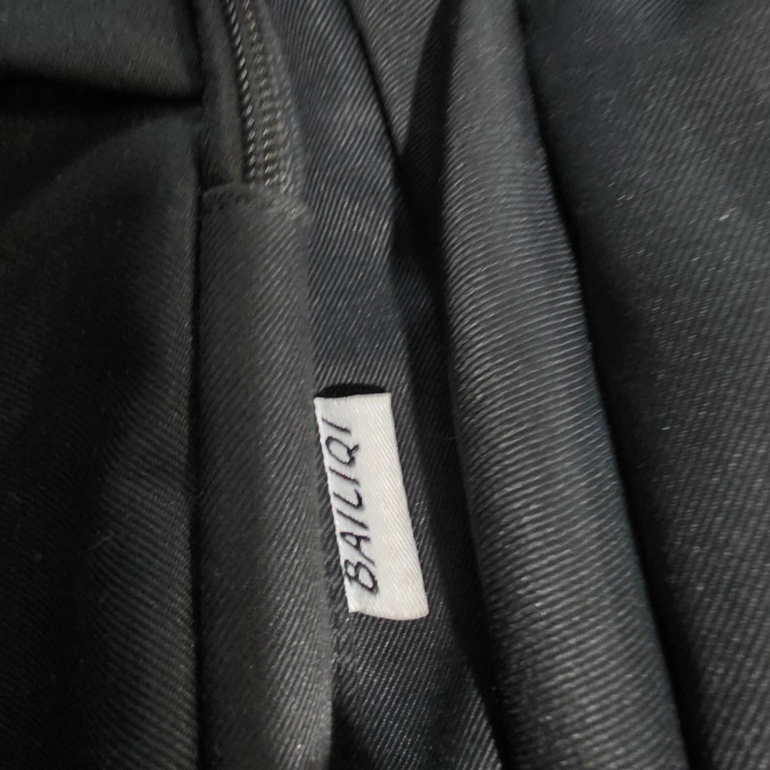 School Backpack (Category: Backpacks) located in Singapore. Submitted by niner2niner (Listing ID 1464433394, Image 6). Description: - Black backpack with many compartment - used but still in good working condition - Main zip closure - Front zip pocket - Smaller front pocket with button closure - Adjustable straps - Minor fraying on one strap attachment (refer to last photo for details).