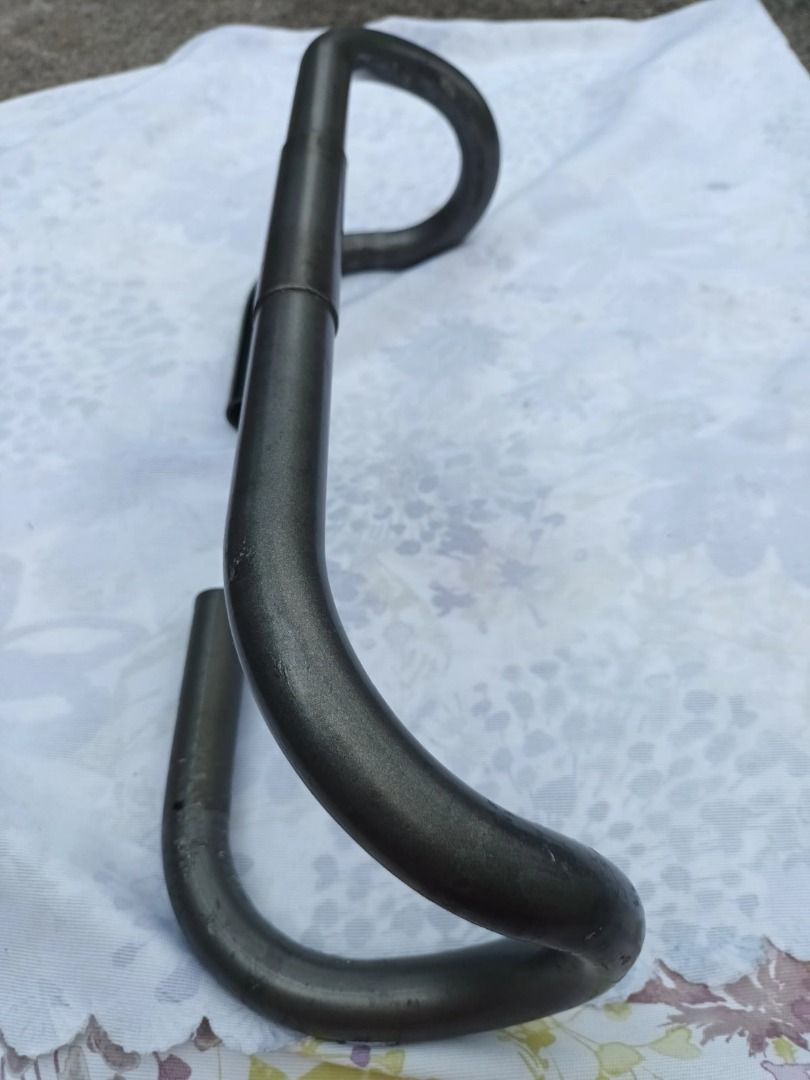 Scott Bicycle Handlebar (Category: Bicycles) located in Manila. Submitted by swifthawk_ec414d (Listing ID 1464381152, Image 3). Description: - Scott drop handlebars - Suitable for road bikes - Dark matte metal finish - Minor scuffs from previous use - Perfect for bike builds or upgrades - Size: 26.2 dia., 415 mm.