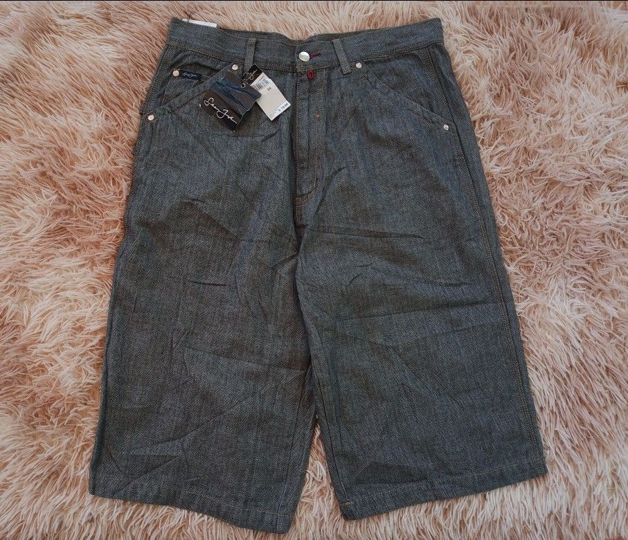 Sean John Denim Cargo Shorts Size 34 (Category: Shorts) located in Boston. Submitted by johnpaulvi30029 (Listing ID 1464388592, Image 1). Description: - Sean John denim cargo shorts - Size: 34 - Color: Dark grey - Pattern: Herringbone - Features: Multiple pockets, button and zip closure - Condition: Brand new with original tags attached - Style: Great for casual wear.