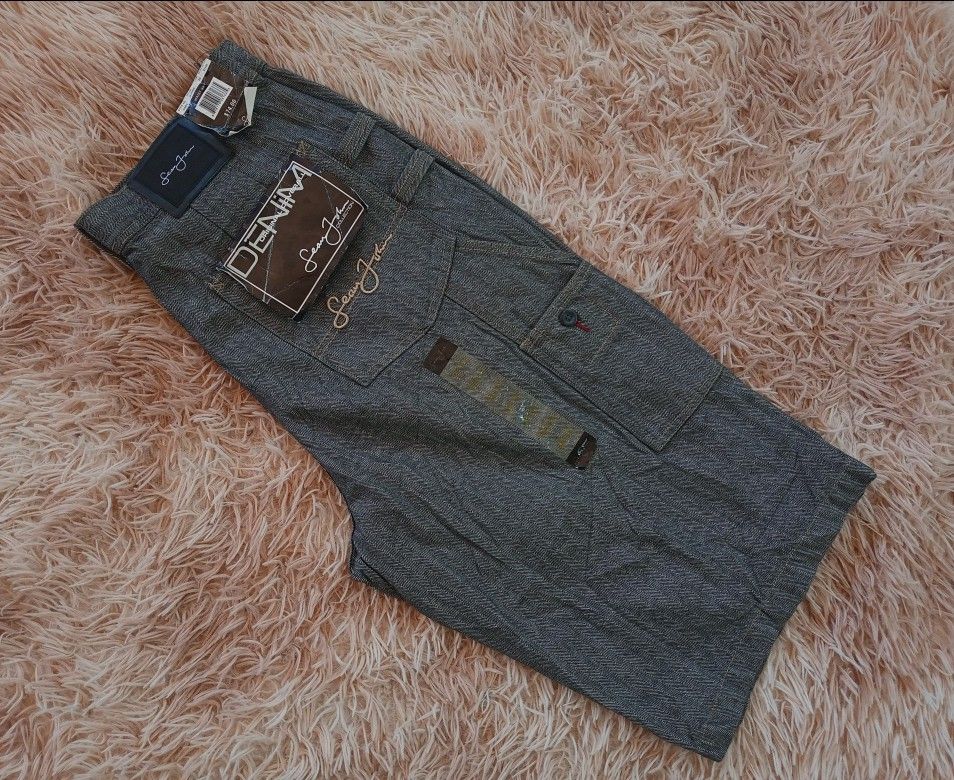 Sean John Denim Cargo Shorts Size 34 (Category: Shorts) located in Boston. Submitted by johnpaulvi30029 (Listing ID 1464388592, Image 3). Description: - Sean John denim cargo shorts - Size: 34 - Color: Dark grey - Pattern: Herringbone - Features: Multiple pockets, button and zip closure - Condition: Brand new with original tags attached - Style: Great for casual wear.