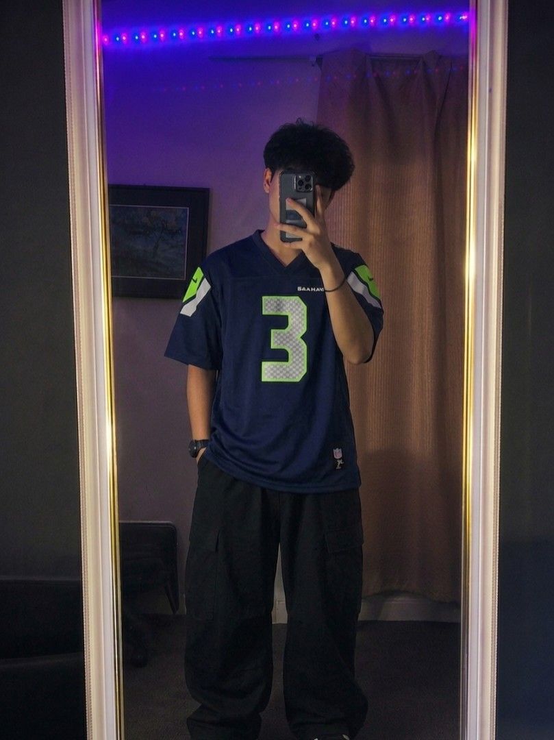 Seattle Seahawks NFL Jersey (Category: Activewear) located in Bayambang. Submitted by marvinarenasph (Listing ID 1464374696, Image 3). Description: Seattle Seahawks NFL Jersey US YouthSize But Fitt to Large to PH SIZE Flat Dimes: 21x27 Model: 58kg/173cm Hieght Size Large Good Condition Price: 550 📍Location Bautista Pangasinan.