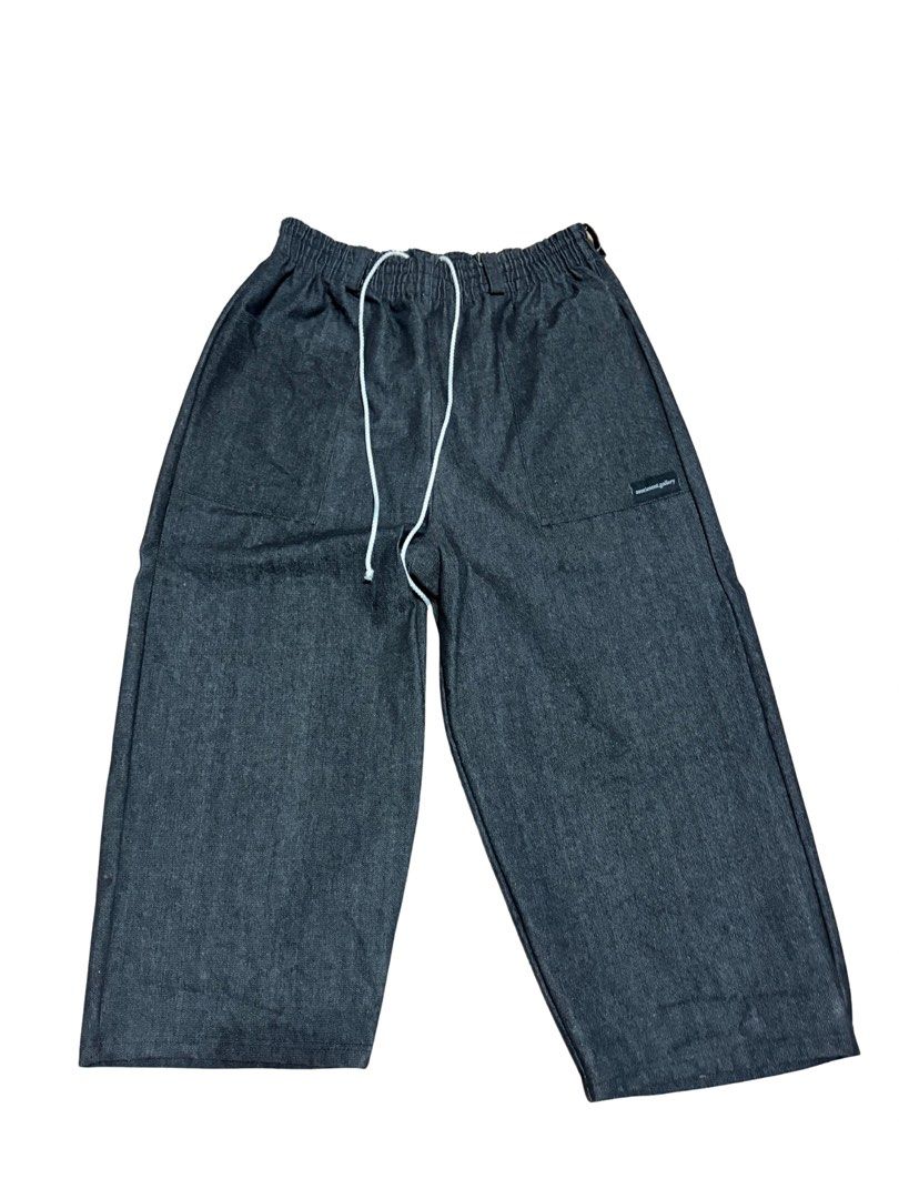 Sentiment gallery black denim baggy pants (Category: Jeans) located in Manila. Submitted by mdph_ (Listing ID 1464463034, Image 1). Description: Large baggy pants Dm for more details .