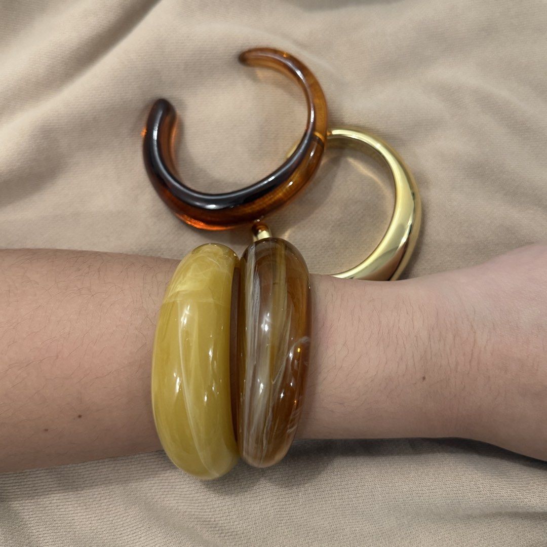 set chunky bangles (Category: Bracelets) located in Iba. Submitted by drewychewy (Listing ID 1464426313, Image 1). Description: - never used! put on for pics lang :)) rfs: decluttering mop: gcash/bpi | mod: j&t.