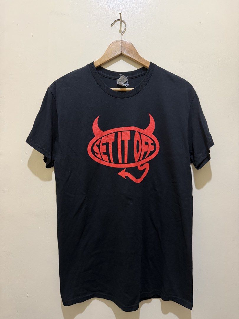 Set it off (Category: Tshirts & Polo Shirts ) located in Makati City. Submitted by renkill (Listing ID 1464431793, Image 1). Description: 19.5x28 Excellent condition .