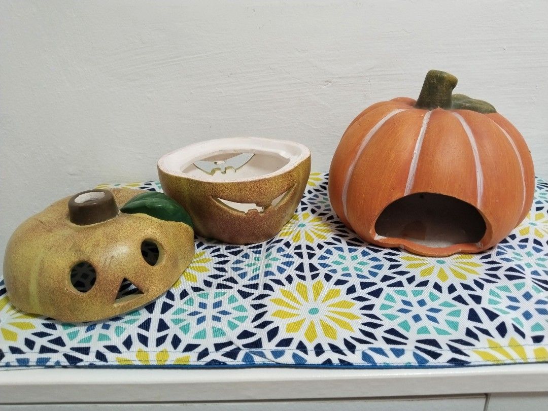 Set of 2 Ceramic Jack-o'-lantern Candle Holders (Category: Lighting) located in General Trias. Submitted by earth_tiger29 (Listing ID 1464401087, Image 2). Description: TAKE ALL SALE P500 - Set of 2 ceramic jack-o'-lanterns - Perfect for Halloween decor - Can be used as candle holders ✅ good as new never nalagyan ng kandila sa loob 📍General Trias Cavite 🏍 buyer shoulders the sf.