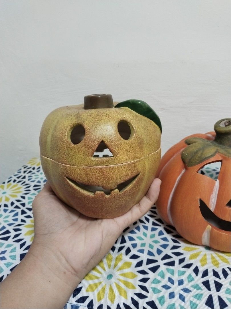 Set of 2 Ceramic Jack-o'-lantern Candle Holders (Category: Lighting) located in General Trias. Submitted by earth_tiger29 (Listing ID 1464401087, Image 3). Description: TAKE ALL SALE P500 - Set of 2 ceramic jack-o'-lanterns - Perfect for Halloween decor - Can be used as candle holders ✅ good as new never nalagyan ng kandila sa loob 📍General Trias Cavite 🏍 buyer shoulders the sf.