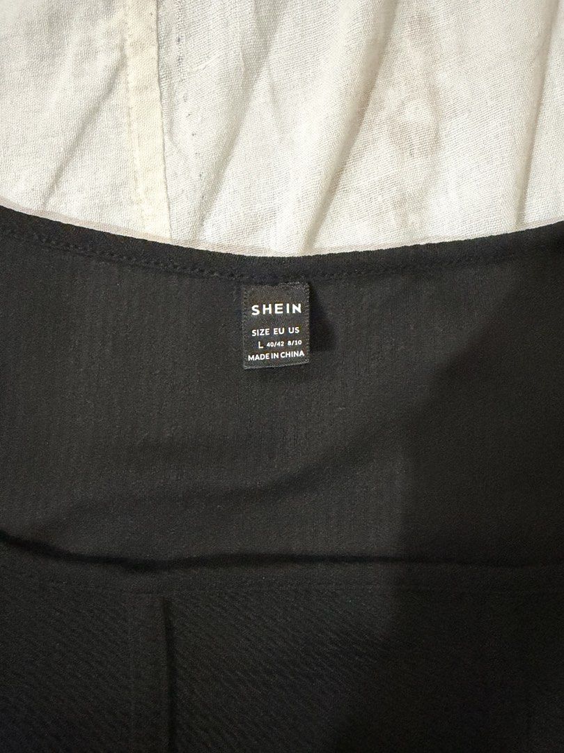 SHEIN Black Square Neck Corset Top Size L (Category: Sleeveless) located in Valenzuela. Submitted by bong1201 (Listing ID 1464483937, Image 2). Description: - SHEIN black top - Size: L - Square neckline - Short sleeves - Corset-style fit - Textured fabric - Versatile: pairs well with high-waisted jeans or skirts - Ideal for night outs or casual wear.