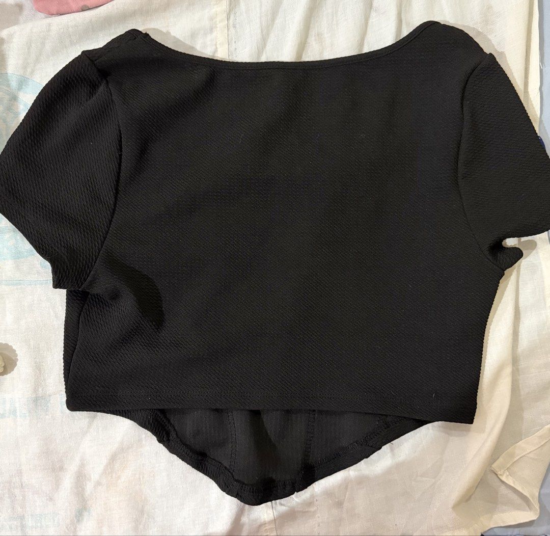 SHEIN Black Square Neck Corset Top Size L (Category: Sleeveless) located in Valenzuela. Submitted by bong1201 (Listing ID 1464483937, Image 3). Description: - SHEIN black top - Size: L - Square neckline - Short sleeves - Corset-style fit - Textured fabric - Versatile: pairs well with high-waisted jeans or skirts - Ideal for night outs or casual wear.