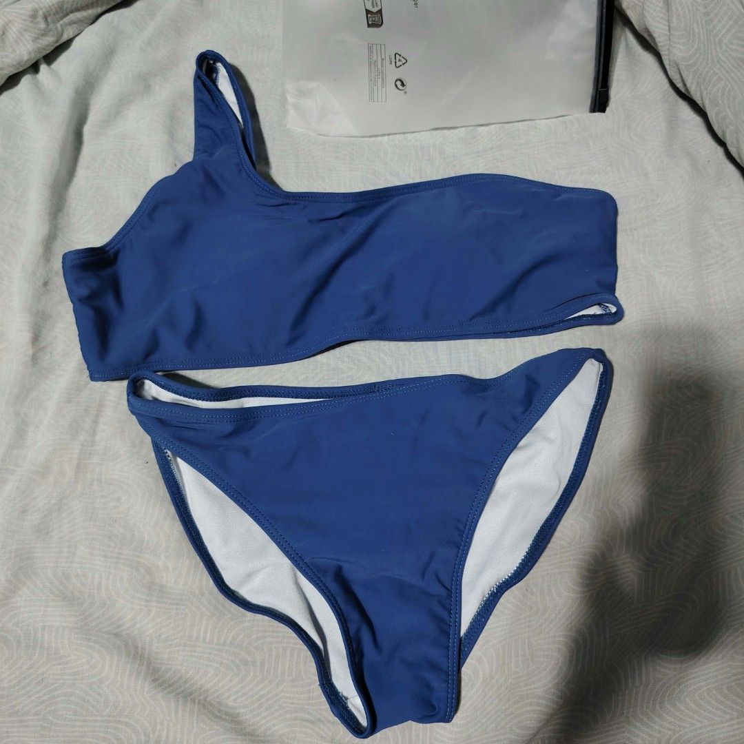 Shein two piece bikini in Medium size (Category: Bikinis & Swimsuits) located in Manila. Submitted by aryanodisi23067 (Listing ID 1464466702, Image 1). Description: .