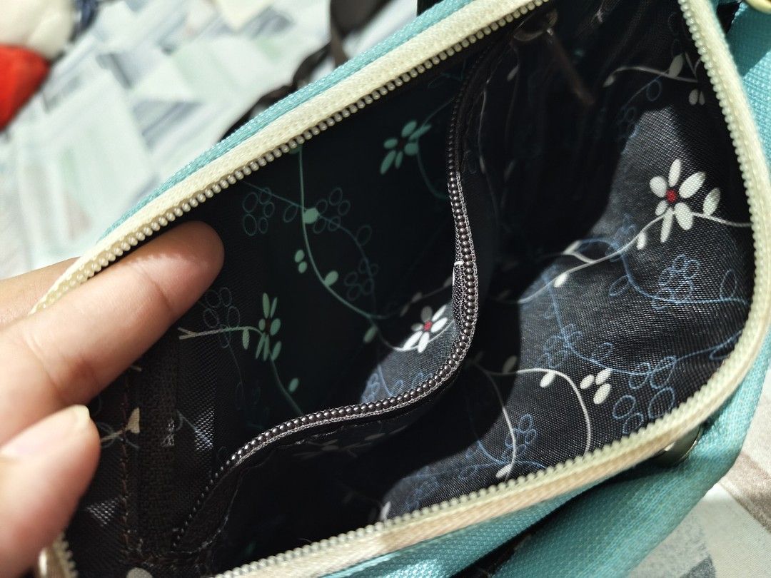 Sherpani Zoom Shoulder Bag (Category: Luxury Bags & Wallets) located in Manila. Submitted by faye_cutedeclutter (Listing ID 1464526489, Image 3). Description: may onting stain because matagal nakalagay sa storage box pero still very good condition.