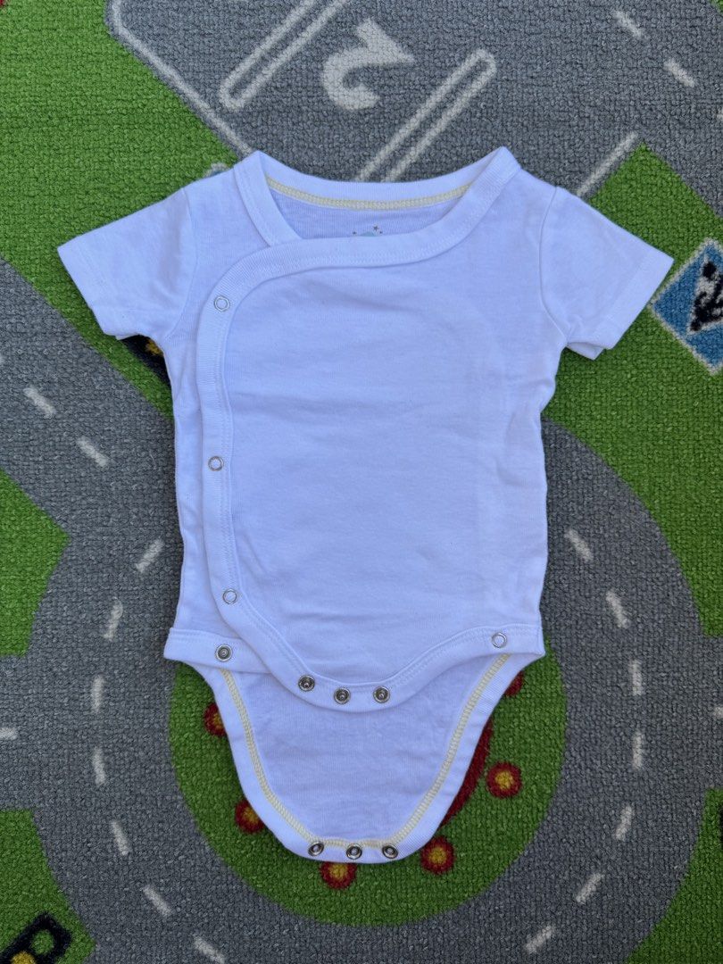 Short Sleeve Bodysuit Onesie (Category: Babies & Kids Fashion) located in Rizal. Submitted by preloovved (Listing ID 1464421434, Image 1). Description: White short sleeve baby bodysuit. Easy wrap style with side and bottom snaps. Soft cotton for comfy everyday wear. Preloved, 0-3mos, unisex, ganda ng tela Meet-up only in GB1 San Mateo, Rizal Shipping fee c/o buyer. Tres Marias or J&T express Payment to be sent to me via BPI/BDO/GCASH only. 😁 C-2