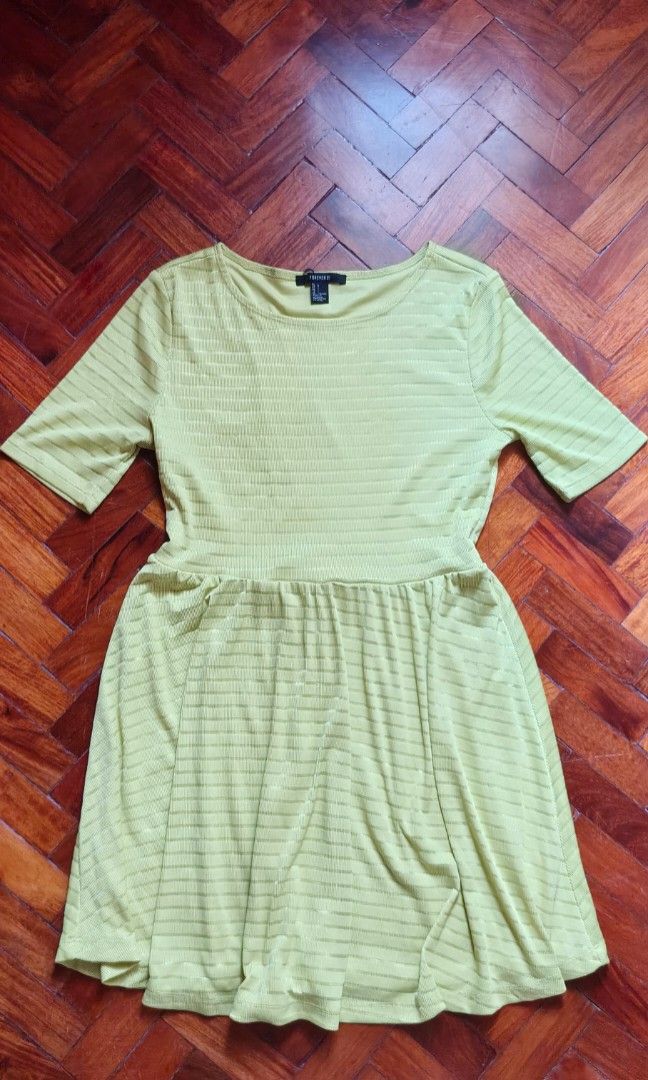 Short Sleeve Dress (Category: Dresses) located in Tarlac. Submitted by allysarusanguieb_25 (Listing ID 1464370042, Image 1). Description: A **soft pastel lime-green fit-and-flare dress** featuring a simple, feminine design. It has **short sleeves, a rounded neckline, and a fitted bodice** that creates a flattering silhouette. The waist is gently gathered, flowing into a **flared, pleated-style skirt** for a playful and comfortable look. The fabri