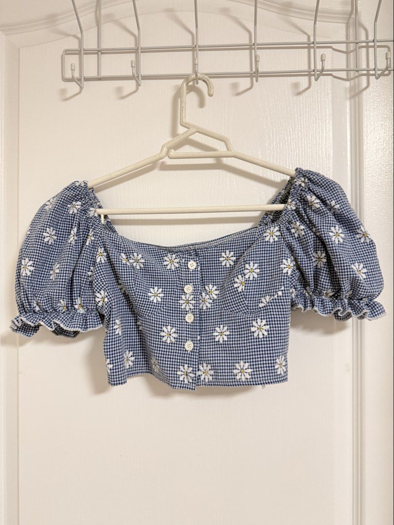 Sleeve crop blouse (Category: Blouses) located in San Fernando. Submitted by lovedbylove__ (Listing ID 1464510265, Image 2). Description: Floral Print Sweetheart Neck Puff Sleeve Crop Blouse Small to medium Worn once .