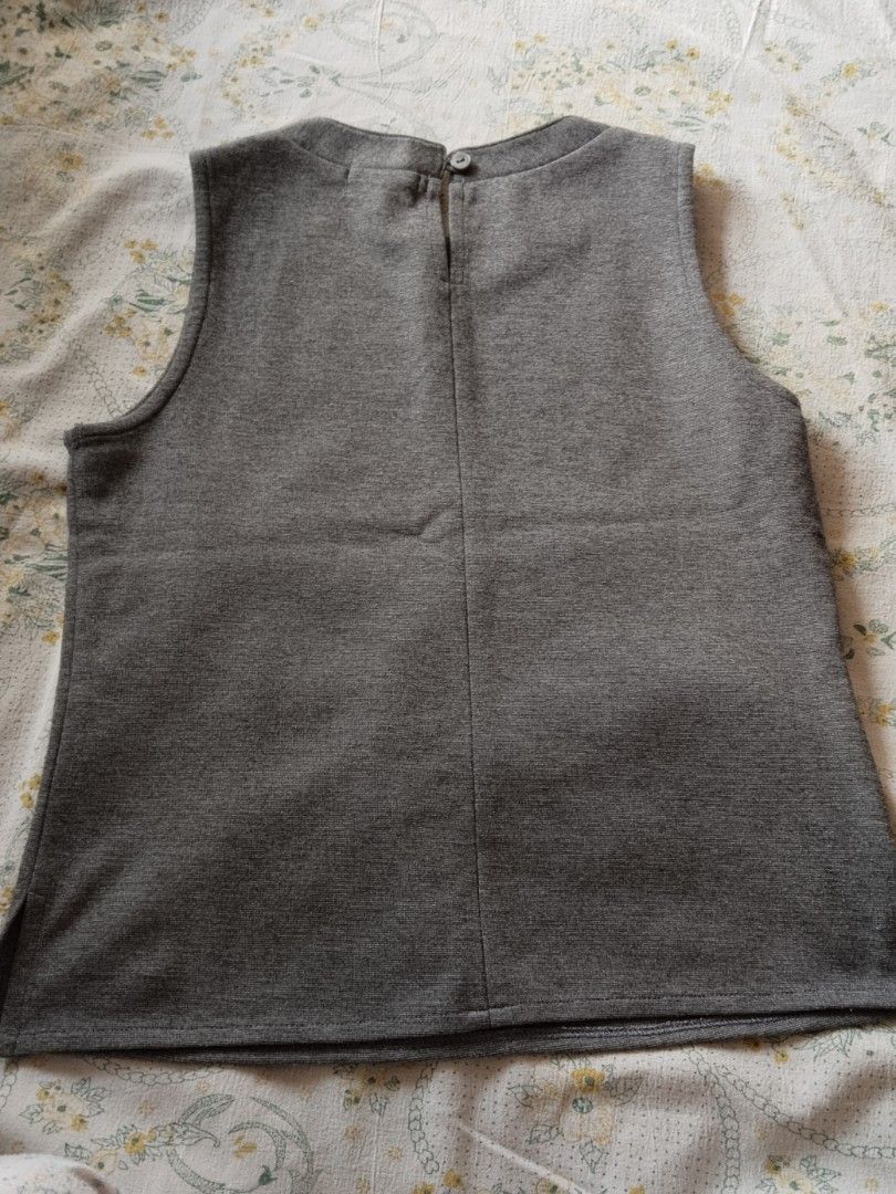 sleeveless grey top (Category: Sleeveless) located in General Trias. Submitted by chcopdding (Listing ID 1464439449, Image 2). Description: free!! only claim this if you’ve bought something else in my listings! thank u:)) i think it’s a kid size but i bought this in dept store bcs it fits me (can fit to size s) i’ve barely worn this so it’s kind of good as new! decluttering!! this is second hand from my personal wardrobe expect some minor flaws! 
