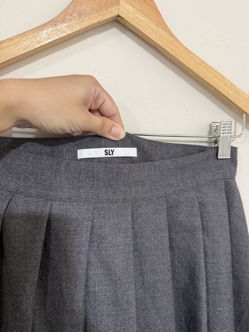 SLY pleated gray long skirt (Category: Skirts) located in Manila. Submitted by morningthrifters (Listing ID 1464463263, Image 3). Description: SLY Pleated Long skirt in gray color Good as new Worn once only Size 26-27 Ang ganda ganda neto From japan.