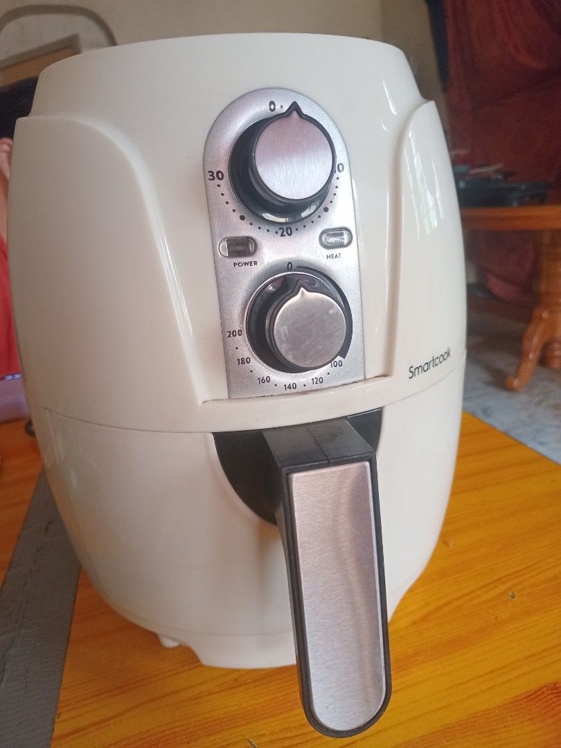 Smartcook Air Fryer with Timer and Temperature Control (Category: Fryers) located in Quezon City. Submitted by jdmagallanes29 (Listing ID 1464373605, Image 1). Description: - White Smartcook Air Fryer - Timer up to 30 minutes - Heat up to 200°C - Easy-to-clean pull-out basket - Ideal for quick and convenient meals.