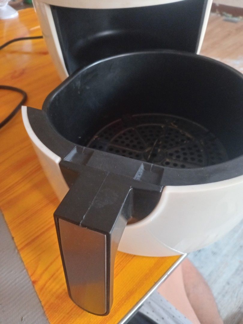 Smartcook Air Fryer with Timer and Temperature Control (Category: Fryers) located in Quezon City. Submitted by jdmagallanes29 (Listing ID 1464373605, Image 2). Description: - White Smartcook Air Fryer - Timer up to 30 minutes - Heat up to 200°C - Easy-to-clean pull-out basket - Ideal for quick and convenient meals.