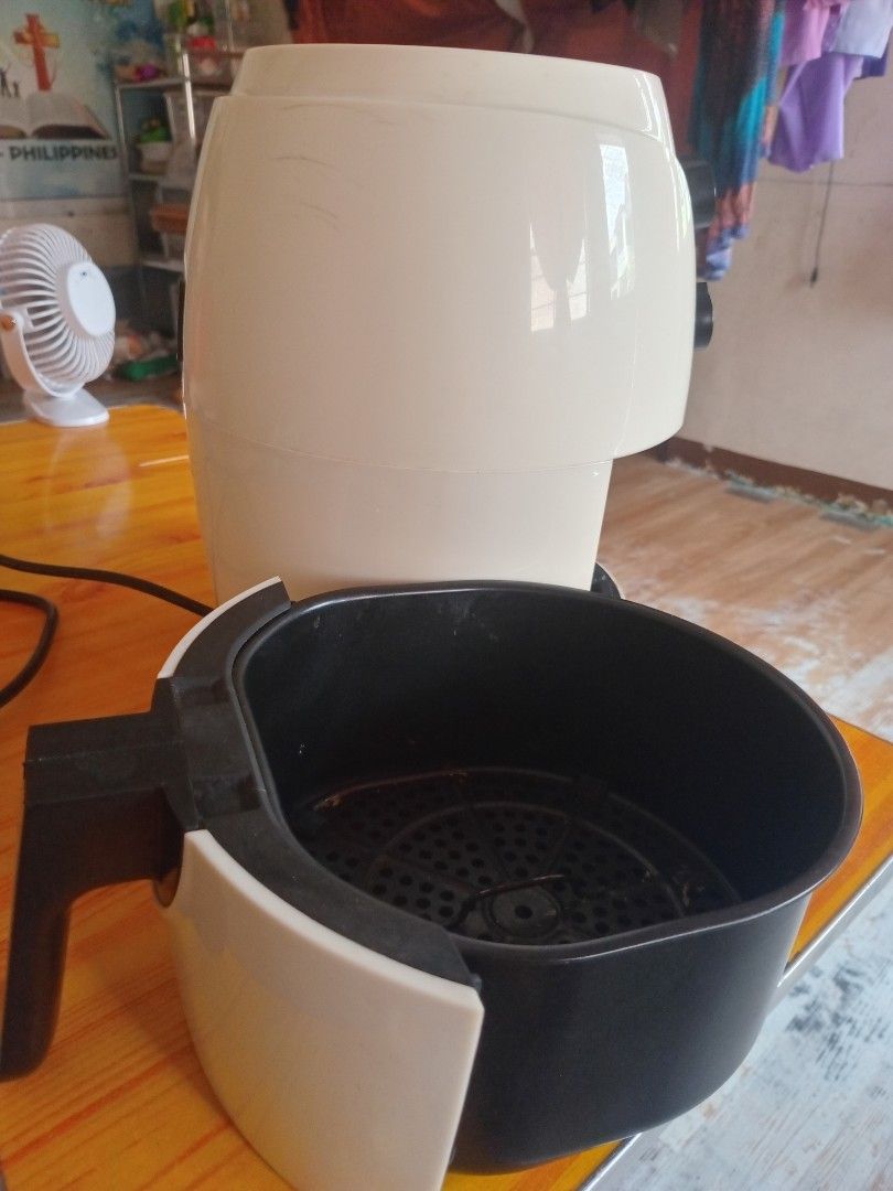 Smartcook Air Fryer with Timer and Temperature Control (Category: Fryers) located in Quezon City. Submitted by jdmagallanes29 (Listing ID 1464373605, Image 3). Description: - White Smartcook Air Fryer - Timer up to 30 minutes - Heat up to 200°C - Easy-to-clean pull-out basket - Ideal for quick and convenient meals.