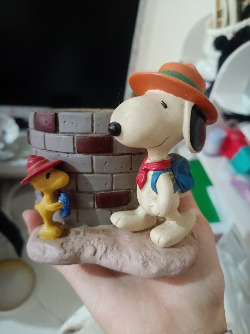 Snoopy Woodstock Planter Pot Holder (Category: Pots & Planters) located in Guagua. Submitted by mxrll (Listing ID 1464443650, Image 1). Description: snoopy figure kasali ung mga basag pero keri pa i dikit ng super glue maganda din pag nabuo 200 take all cashg jnt courier.
