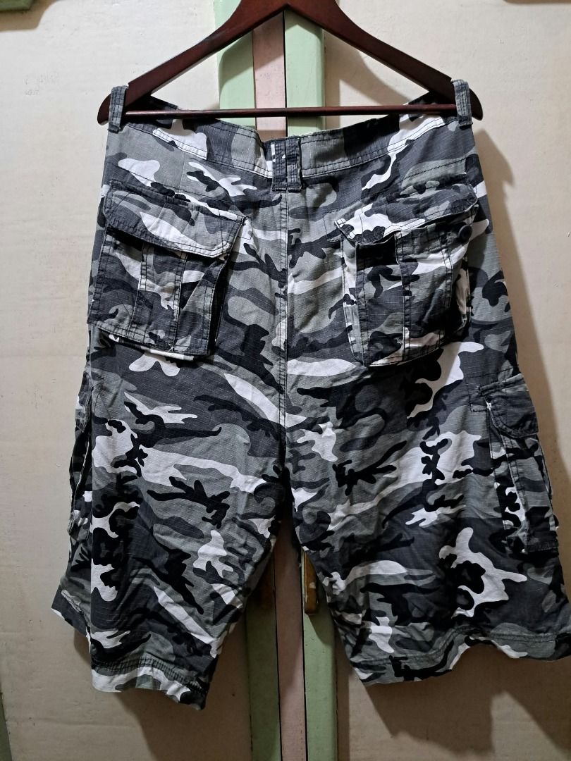 Snow camo long cargo shorts (Category: Shorts) located in Baguio. Submitted by 808sxul (Listing ID 1464482783, Image 2). Description: 19 waist 27 length 13 thigh 12 hem.