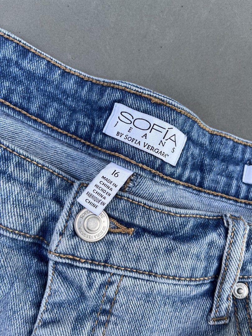 SOFIA DENIM SHORT (Category: Shorts) located in Quezon City. Submitted by kentstuff (Listing ID 1464424988, Image 2). Description: SOFIA JEANS Waist: 38-42 Length: 14.5 Leg Hole: 13.5 Condition: Excellent CR: 9.8/10 Issue: ❌.