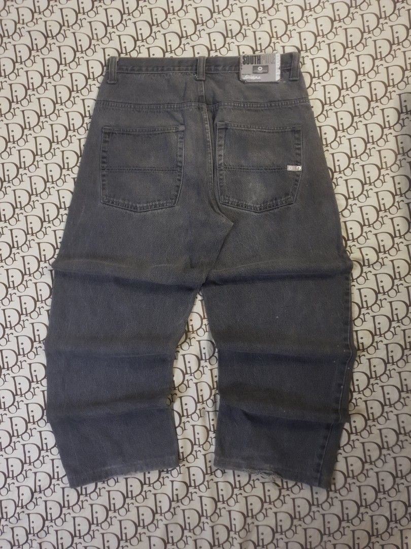 Southpole y2k baggy pants (Category: Jeans) located in San Fernando. Submitted by retro.district. (Listing ID 1464424914, Image 1). Description: - Southpole y2k baggy pants - Size: Waistline: 34 Length: 40 thighs: 14 Leg opening: 10 - Condition: Excellent - Issue minimal paint chip - Color Rate: 9.5/10.