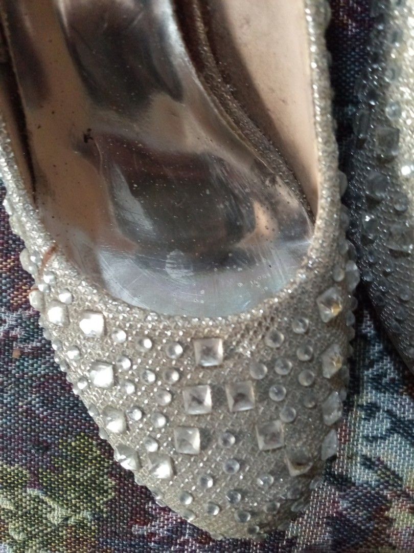 Sparkly Silver Embellished Heels (Category: Heels) located in Pasig City. Submitted by zakquinnjax44 (Listing ID 1464567825, Image 2). Description: - Stunning silver heels adorned with dazzling rhinestones. - Classic and elegant pump silhouette. - Size 37. - Perfect for adding glamour to parties and special occasions..