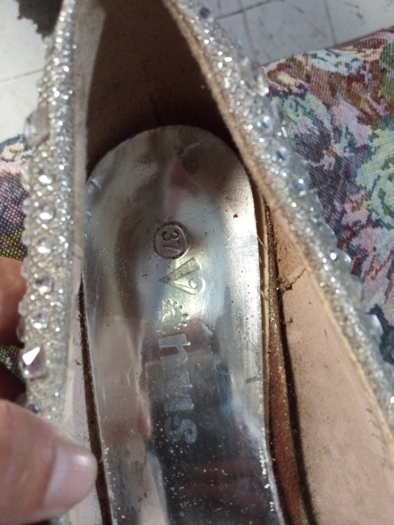 Sparkly Silver Embellished Heels (Category: Heels) located in Pasig City. Submitted by zakquinnjax44 (Listing ID 1464567825, Image 3). Description: - Stunning silver heels adorned with dazzling rhinestones. - Classic and elegant pump silhouette. - Size 37. - Perfect for adding glamour to parties and special occasions..
